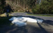 Los colchones tirados al lado de la carretera a Balar�s, ayer. 