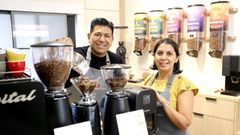 Sebasti�n Gonz�lez Flores y Anal�a Amarillo abrieron hace diez meses Sabor Maestro, un negocio familiar que tiene como estrella su propia marca de caf� de especialidad, Forest Coffee, y una selecci�n de vinos singulares.