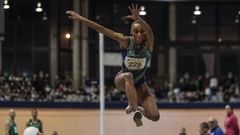 Ana Peleteiro, saltando en uno de sus intentos en Valencia.