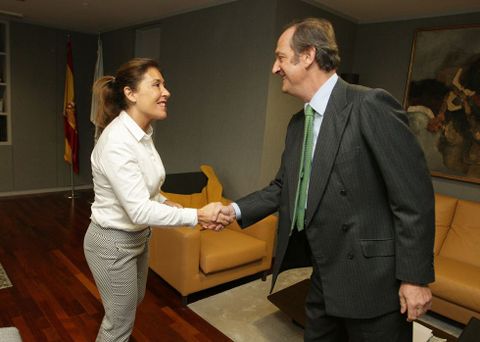 Beatriz Mato e Ignacio de Colmenares sellaron ayer el acuerdo en una reuni�n en Santiago. 