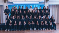 Foto de familia de la plantilla de As Celtas Sporting 2025/2026 en el homenaje recibido en A Sede.