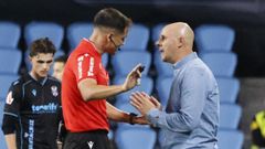 Fredi �lvarez intercambia impresiones con el colegiado del Celta Fortuna-Tenerife, Gonzalo Romero Freixas.
