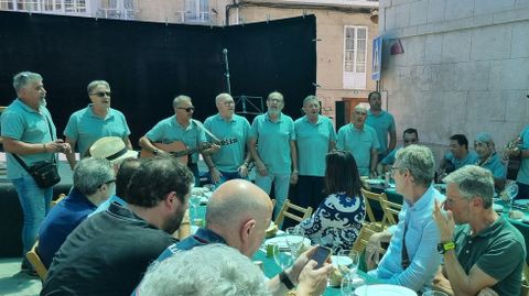 Son do Sil amenizó la comida de la Festa da Bica.