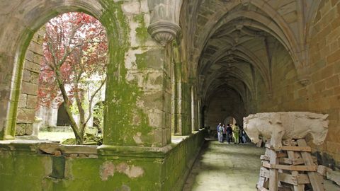 Deterioro del monasterio de Oia. La monumentalidad complica la restauracin global debido a que es propiedad particular. 