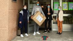 Elba Veleiro (derecha) y Ant�a Rama (izquierda) acudieron al IES Pe�a Novo con material