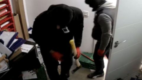 Dos de los detenidos, con pasamonta�as