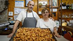 Jos Rosendo y Mari posan con las rosquillas que preparan cada da en O Forno da Hermida, en Celanova