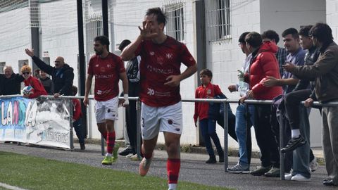 Migui celebra el gol que consum&oacute; la remontada del Estradense en el minuto 76.