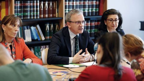 El titular del Juzgado de lo Contencioso-Administrativo n�mero 1 de Oviedo y delegado del Foro de Justicia y Discapacidad del CGPJ en Asturias, Juan Carlos Garc�a L�pez, present� hoy la primera sentencia redactada con el m�todo de lectura f�cil para personas con discapacidad.