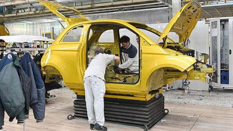 Trabajadores ensamblan el nuevo Fiat 500 Hybrid en la planta de Mirafiori, en Tur�n.