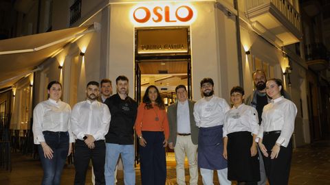 Yago Carreira e Isabel Franco (en el centro) con parque del equipo de la taberna castiza Oslo, que abri� en la esquina de Emilia Pardo Baz�n con Marcial del Adalid, en A Coru�a