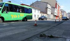 Bandas rugosas como las instaladas este verano en O Mor�n (en la foto, el inicio de las obras) ser�n colocadas tambi�n en otras cinco calles de aqu� a finales de este a�o. 