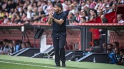 El entrenador del Sporting de Gij�n, Nicol�s, Larcam�n, en el partido ante el Celta Fortuna en El Molin�n.
