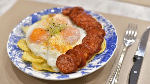 Huevos rotos con chorizo