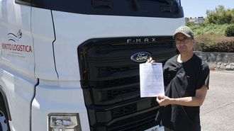 Jos Luis, con la denuncia que present por el ltimo robo de gasoil que sufri.