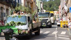 Imagen de archivo de la tradicional procesi�n de veh�culos en Outes para honrar a San Crist�bal.