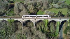 Tren cruzando el puente de Mera