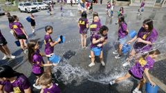 En la fiesta del agua de Catroagudn nadie se salva de un buen calderazo
