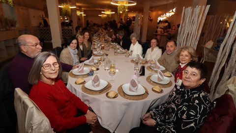 FIESTA SORPRESA POR JUBILACION EN EL RESTAURANTE XOANES A ROSA FERNANDEZ,