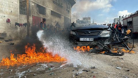 Un bombero extingue las llamas tras un ataque israel en Rafah.