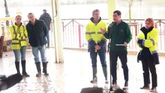 El l�der del PP, Alberto N��ez Feijoo, visit� este jueves, junto al presidente andaluz, Juanma Moreno, zonas inundadas en Jerez de la Frontera (C�diz), y advirti� de que Espa�a es el primer pa�s de la UE en n�mero de presas, con 2.400, de las que mil son grandes presas y es necesario revisarlas.