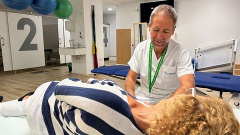 Profesionales de fisioterapia y enfermería del área de Pontevedra llevan cintas verdes
