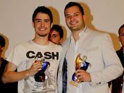 Armental y Javi posan con los premios recibidos.
