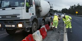 Uno de los carriles del acceso a la autopista qued� cortado ayer en parte, y hoy lo estar� la calzada al completo. 