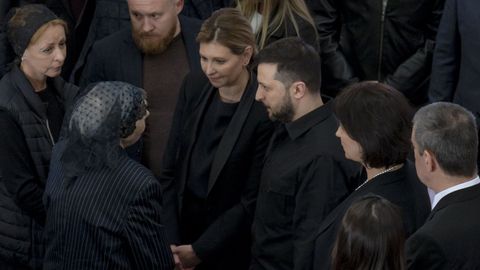Volod�mir Zelenski y su mujer, Olena, durane el funeral del primer presidente democr�tico de Ucrania, el 17 de mayo del 2022.