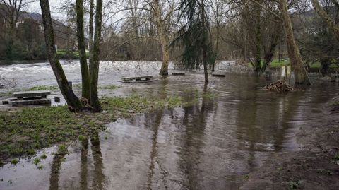 Restos de la crecida del ro Avia en el rea recreativa de A Veronza, en Ribadavia.