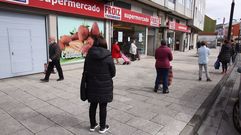 Cola a la entrada de un supermercado en el barrio de Canido, en Ferrol