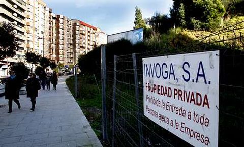 Los matorrales cubren el solar y carteles que anunciaban el centro comercial de Pizarro.