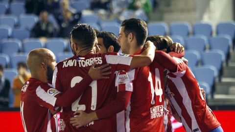 Los jugadores celebran un gol