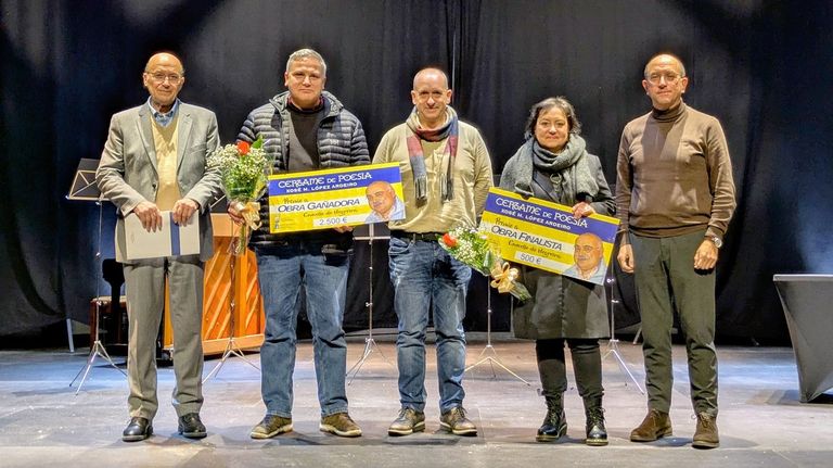 Acto de entrega do premio onde Ponte Far, o alcalde de Negreira e o director xeral de Cultura arrouparon aos galardoados: Jacobo Paz e Isabel Mancebo