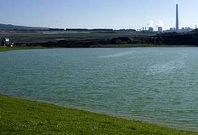 Un murall�n de tierra separa las aguas del lago del centro de As Pontes, desde donde a�n no es visible