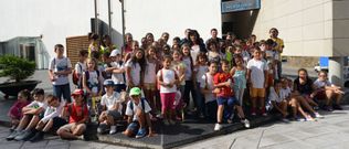Los ni�os que este verano acuden al colegio de O Couto visitaron la Polic�a Local junto con Bel�n Iglesias, edila de Educaci�n. 
