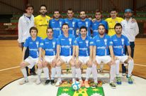 Foto de formaci�n de la actual plantilla del Vas�n Cubik con t�cnicos del equipo estradense de f�tbol sala.
