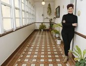 A profesora e investigadora Mercedes Queixas Zas, na s�a casa natal de A Laracha. 