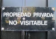 Un letrero en la entrada del pazo indica que no se admiten visitas 