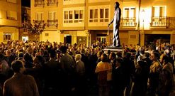 Decenas de personas presenciaron el descubrimiento de la figura.