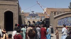 Milicianos talibanes entran en la sede del gobierno provincial de Herat.