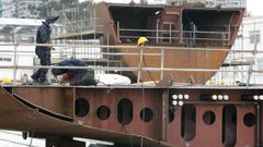 Dos trabajadores del naval trabajan sobre bloques de acero en una imagen de archivo.