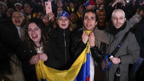 Ciudadanos venezolanos en la concentraci�n celebrada en Madrid tras la operaci�n de Estados Unidos en Venezuela