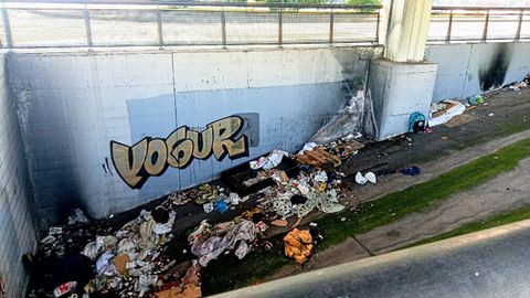 Aspecto actual de la rampa abandonada y cubierta de basura frente a la estaci�n de trenes de Gij�n.
