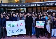 Trabajadores del CNIO concentrados hoy en protesta por el desprestigio de la institucin.