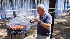 Un vecino con la t&iacute;pica barbacoa durante la celebraci&oacute;n de San Ram&oacute;n