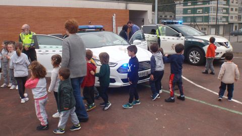 Foto de archivo de una actividad formativa celebrada hace aos en el CEIP pontenovs en colaboracin con la Guardia Civil