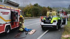 Los bomberos de Santa Comba tuvieron que cortar el techo del vehículo para sacar a los heridos
