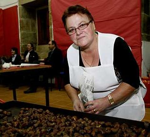 Mariluz Vilari�o prepar� las casta�as del magosto corcubion�s.