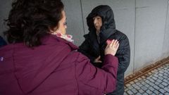 Una madre, el pasado d�a 13, pone una pegatina roja en el exterior del edificio administrativo de la Xunta en Campolongo